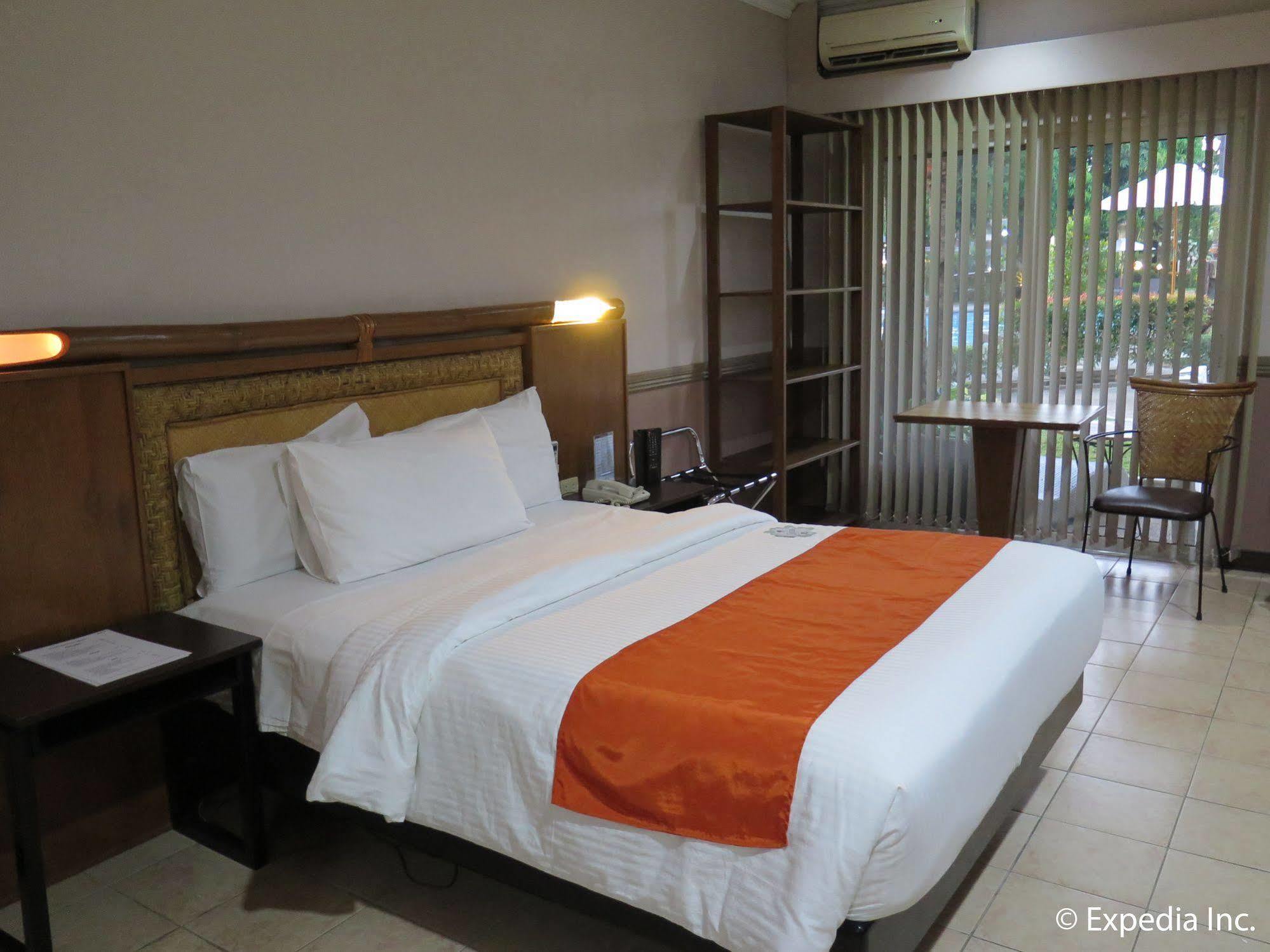 Batangas Country Club Hotel Exterior photo