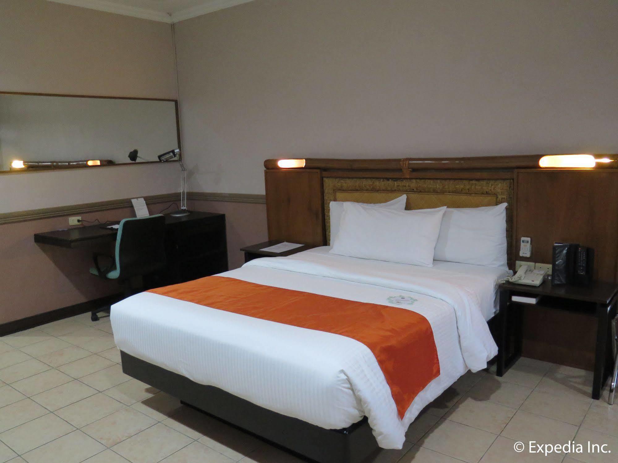 Batangas Country Club Hotel Exterior photo